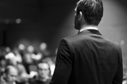 5 rečníckych gest odsúdených na úspech